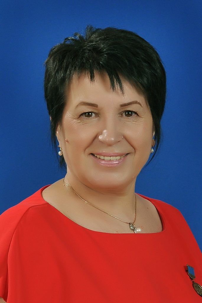 НИНА ДМИТРИЕВНА ШУТОВА, руководитель коллектива "Росиночка"
